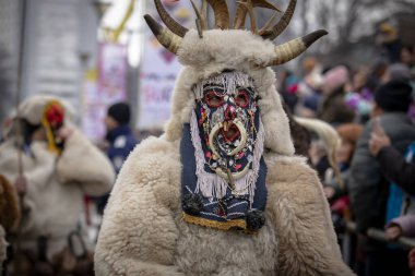 Pernik, Bulgaristan - 27 Ocak 2024: 30 Pernik Bulgaristan Maskeli Balo Festivali. Kukeri isimli maskeli insanlar dans ediyor ve kötü ruhları korkutmak için gösteri yapıyorlar.. 