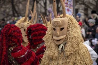 Pernik, Bulgaristan - 27 Ocak 2024: 30 Pernik Bulgaristan Maskeli Balo Festivali. Kukeri isimli maskeli insanlar dans ediyor ve kötü ruhları korkutmak için gösteri yapıyorlar.. 