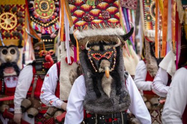 Pernik, Bulgaristan - 27 Ocak 2024: 30 Pernik Bulgaristan Maskeli Balo Festivali. Kukeri isimli maskeli insanlar dans ediyor ve kötü ruhları korkutmak için gösteri yapıyorlar.. 
