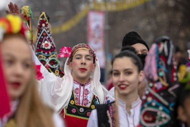 Pernik, Bulgaristan - 27 Ocak 2024: 30 Pernik Bulgaristan Maskeli Balo Festivali. Kukeri isimli maskeli insanlar dans ediyor ve kötü ruhları korkutmak için gösteri yapıyorlar.. 