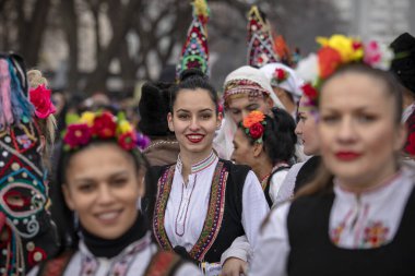 Pernik, Bulgaristan - 27 Ocak 2024: 30 Pernik Bulgaristan Maskeli Balo Festivali. Kukeri isimli maskeli insanlar dans ediyor ve kötü ruhları korkutmak için gösteri yapıyorlar.. 