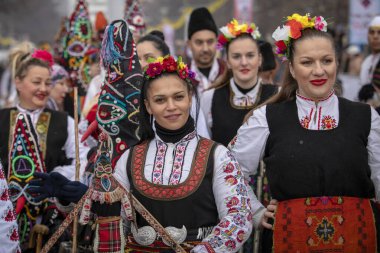 Pernik, Bulgaristan - 27 Ocak 2024: 30 Pernik Bulgaristan Maskeli Balo Festivali. Kukeri isimli maskeli insanlar dans ediyor ve kötü ruhları korkutmak için gösteri yapıyorlar.. 