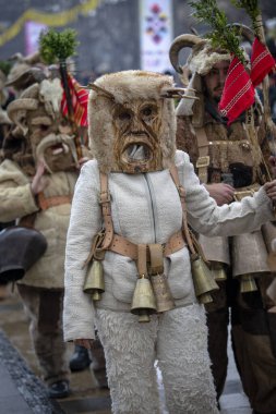 Pernik, Bulgaristan - 27 Ocak 2024: 30 Pernik Bulgaristan Maskeli Balo Festivali. Kukeri isimli maskeli insanlar dans ediyor ve kötü ruhları korkutmak için gösteri yapıyorlar.. 