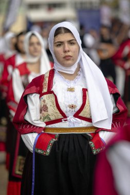 Pernik, Bulgaristan - 27 Ocak 2024: 30 Pernik Bulgaristan Maskeli Balo Festivali. Kukeri isimli maskeli insanlar dans ediyor ve kötü ruhları korkutmak için gösteri yapıyorlar.. 
