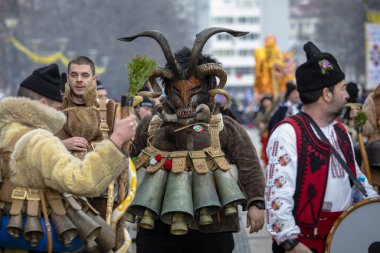Pernik, Bulgaristan - 27 Ocak 2024: 30 Pernik Bulgaristan Maskeli Balo Festivali. Kukeri isimli maskeli insanlar dans ediyor ve kötü ruhları korkutmak için gösteri yapıyorlar.. 