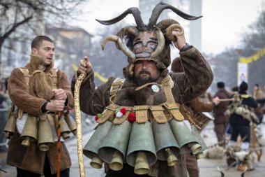 Pernik, Bulgaristan - 27 Ocak 2024: 30 Pernik Bulgaristan Maskeli Balo Festivali. Kukeri isimli maskeli insanlar dans ediyor ve kötü ruhları korkutmak için gösteri yapıyorlar.. 