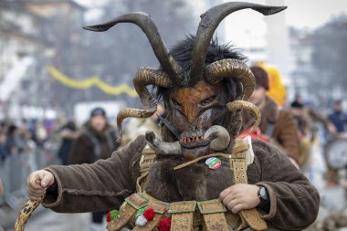 Pernik, Bulgaristan - 27 Ocak 2024: 30 Pernik Bulgaristan Maskeli Balo Festivali. Kukeri isimli maskeli insanlar dans ediyor ve kötü ruhları korkutmak için gösteri yapıyorlar.. 
