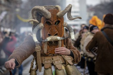 Pernik, Bulgaristan - 27 Ocak 2024: 30 Pernik Bulgaristan Maskeli Balo Festivali. Kukeri isimli maskeli insanlar dans ediyor ve kötü ruhları korkutmak için gösteri yapıyorlar.. 