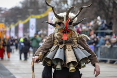 Pernik, Bulgaristan - 27 Ocak 2024: 30 Pernik Bulgaristan Maskeli Balo Festivali. Kukeri isimli maskeli insanlar dans ediyor ve kötü ruhları korkutmak için gösteri yapıyorlar.. 