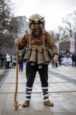 Pernik, Bulgaristan - 27 Ocak 2024: 30 Pernik Bulgaristan Maskeli Balo Festivali. Kukeri isimli maskeli insanlar dans ediyor ve kötü ruhları korkutmak için gösteri yapıyorlar.. 