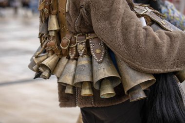 Pernik, Bulgaristan - 27 Ocak 2024: 30 Pernik Bulgaristan Maskeli Balo Festivali. Kukeri isimli maskeli insanlar dans ediyor ve kötü ruhları korkutmak için gösteri yapıyorlar.. 