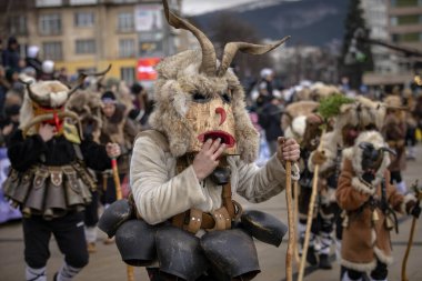 Pernik, Bulgaristan - 27 Ocak 2024: 30 Pernik Bulgaristan Maskeli Balo Festivali. Kukeri isimli maskeli insanlar dans ediyor ve kötü ruhları korkutmak için gösteri yapıyorlar.. 