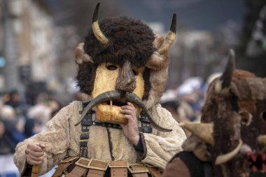 Pernik, Bulgaristan - 27 Ocak 2024: 30 Pernik Bulgaristan Maskeli Balo Festivali. Kukeri isimli maskeli insanlar dans ediyor ve kötü ruhları korkutmak için gösteri yapıyorlar.. 