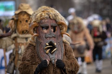 Pernik, Bulgaristan - 27 Ocak 2024: 30 Pernik Bulgaristan Maskeli Balo Festivali. Kukeri isimli maskeli insanlar dans ediyor ve kötü ruhları korkutmak için gösteri yapıyorlar.. 