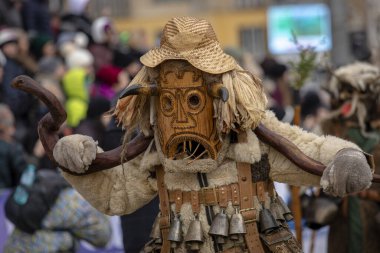 Pernik, Bulgaristan - 27 Ocak 2024: 30 Pernik Bulgaristan Maskeli Balo Festivali. Kukeri isimli maskeli insanlar dans ediyor ve kötü ruhları korkutmak için gösteri yapıyorlar.. 