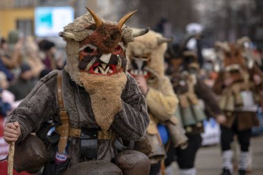 Pernik, Bulgaristan - 27 Ocak 2024: 30 Pernik Bulgaristan Maskeli Balo Festivali. Kukeri isimli maskeli insanlar dans ediyor ve kötü ruhları korkutmak için gösteri yapıyorlar.. 