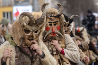 Pernik, Bulgaristan - 27 Ocak 2024: 30 Pernik Bulgaristan Maskeli Balo Festivali. Kukeri isimli maskeli insanlar dans ediyor ve kötü ruhları korkutmak için gösteri yapıyorlar.. 