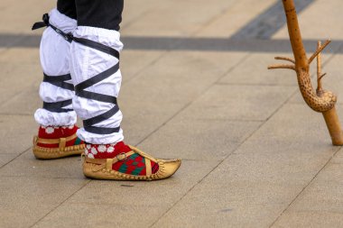 Pernik, Bulgaristan - 27 Ocak 2024: 30 Pernik Bulgaristan Maskeli Balo Festivali. Kukeri isimli maskeli insanlar dans ediyor ve kötü ruhları korkutmak için gösteri yapıyorlar.. 