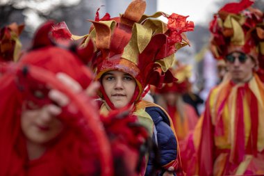 Pernik, Bulgaristan - 27 Ocak 2024: 30 Pernik Bulgaristan Maskeli Balo Festivali. Kukeri isimli maskeli insanlar dans ediyor ve kötü ruhları korkutmak için gösteri yapıyorlar.. 