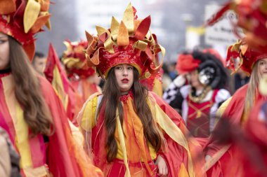 Pernik, Bulgaristan - 27 Ocak 2024: 30 Pernik Bulgaristan Maskeli Balo Festivali. Kukeri isimli maskeli insanlar dans ediyor ve kötü ruhları korkutmak için gösteri yapıyorlar.. 