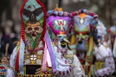 Pernik, Bulgaristan - 27 Ocak 2024: 30 Pernik Bulgaristan Maskeli Balo Festivali. Kukeri isimli maskeli insanlar dans ediyor ve kötü ruhları korkutmak için gösteri yapıyorlar.. 
