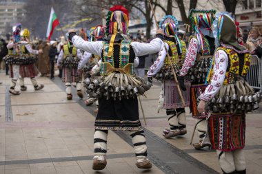 Pernik, Bulgaristan - 27 Ocak 2024: 30 Pernik Bulgaristan Maskeli Balo Festivali. Kukeri isimli maskeli insanlar dans ediyor ve kötü ruhları korkutmak için gösteri yapıyorlar.. 