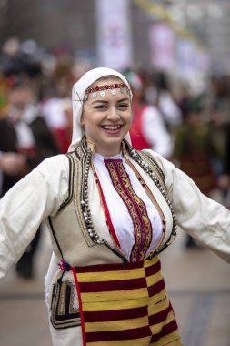 Pernik, Bulgaristan - 27 Ocak 2024: 30 Pernik Bulgaristan Maskeli Balo Festivali. Kukeri isimli maskeli insanlar dans ediyor ve kötü ruhları korkutmak için gösteri yapıyorlar.. 