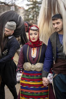 Pernik, Bulgaristan - 27 Ocak 2024: 30 Pernik Bulgaristan Maskeli Balo Festivali. Kukeri isimli maskeli insanlar dans ediyor ve kötü ruhları korkutmak için gösteri yapıyorlar.. 