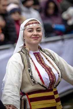 Pernik, Bulgaristan - 27 Ocak 2024: 30 Pernik Bulgaristan Maskeli Balo Festivali. Kukeri isimli maskeli insanlar dans ediyor ve kötü ruhları korkutmak için gösteri yapıyorlar.. 