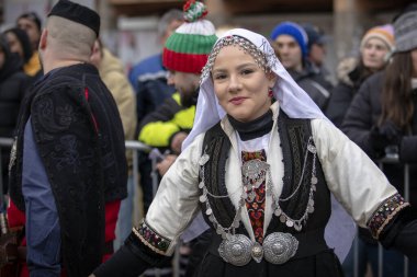 Pernik, Bulgaristan - 27 Ocak 2024: 30 Pernik Bulgaristan Maskeli Balo Festivali. Kukeri isimli maskeli insanlar dans ediyor ve kötü ruhları korkutmak için gösteri yapıyorlar.. 