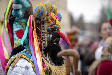 Pernik, Bulgaristan - 27 Ocak 2024: 30 Pernik Bulgaristan Maskeli Balo Festivali. Kukeri isimli maskeli insanlar dans ediyor ve kötü ruhları korkutmak için gösteri yapıyorlar.. 