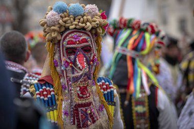 Pernik, Bulgaristan - 27 Ocak 2024: 30 Pernik Bulgaristan Maskeli Balo Festivali. Kukeri isimli maskeli insanlar dans ediyor ve kötü ruhları korkutmak için gösteri yapıyorlar.. 