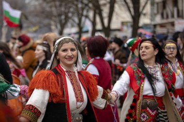 Pernik, Bulgaristan - 27 Ocak 2024: 30 Pernik Bulgaristan Maskeli Balo Festivali. Kukeri isimli maskeli insanlar dans ediyor ve kötü ruhları korkutmak için gösteri yapıyorlar.. 