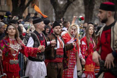 Pernik, Bulgaristan - 27 Ocak 2024: 30 Pernik Bulgaristan Maskeli Balo Festivali. Kukeri isimli maskeli insanlar dans ediyor ve kötü ruhları korkutmak için gösteri yapıyorlar.. 