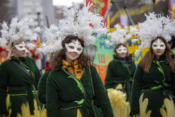 Pernik, Bulgaristan - 27 Ocak 2024: 30 Pernik Bulgaristan Maskeli Balo Festivali. Kukeri isimli maskeli insanlar dans ediyor ve kötü ruhları korkutmak için gösteri yapıyorlar.. 
