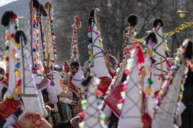Pernik, Bulgaristan - 26 Ocak 2024: 30 Pernik Bulgaristan Maskeli Balo Festivali. Kukeri isimli maskeli insanlar dans ediyor ve kötü ruhları korkutmak için gösteri yapıyorlar.. 