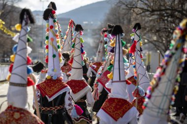 Pernik, Bulgaristan - 26 Ocak 2024: 30 Pernik Bulgaristan Maskeli Balo Festivali. Kukeri isimli maskeli insanlar dans ediyor ve kötü ruhları korkutmak için gösteri yapıyorlar.. 