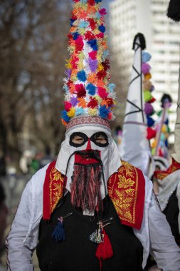 Pernik, Bulgaristan - 26 Ocak 2024: 30 Pernik Bulgaristan Maskeli Balo Festivali. Kukeri isimli maskeli insanlar dans ediyor ve kötü ruhları korkutmak için gösteri yapıyorlar.. 