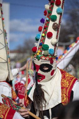 Pernik, Bulgaristan - 26 Ocak 2024: 30 Pernik Bulgaristan Maskeli Balo Festivali. Kukeri isimli maskeli insanlar dans ediyor ve kötü ruhları korkutmak için gösteri yapıyorlar.. 
