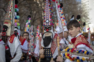 Pernik, Bulgaristan - 26 Ocak 2024: 30 Pernik Bulgaristan Maskeli Balo Festivali. Kukeri isimli maskeli insanlar dans ediyor ve kötü ruhları korkutmak için gösteri yapıyorlar.. 