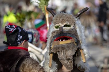 Pernik, Bulgaristan - 26 Ocak 2024: 30 Pernik Bulgaristan Maskeli Balo Festivali. Kukeri isimli maskeli insanlar dans ediyor ve kötü ruhları korkutmak için gösteri yapıyorlar.. 