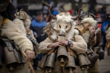 Pernik, Bulgaristan - 27 Ocak 2024: 30 Pernik Bulgaristan Maskeli Balo Festivali. Kukeri isimli maskeli insanlar dans ediyor ve kötü ruhları korkutmak için gösteri yapıyorlar..