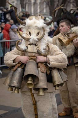 Pernik, Bulgaristan - 27 Ocak 2024: 30 Pernik Bulgaristan Maskeli Balo Festivali. Kukeri isimli maskeli insanlar dans ediyor ve kötü ruhları korkutmak için gösteri yapıyorlar..