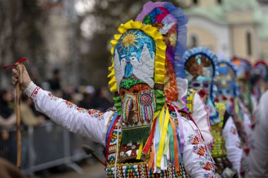 Pernik, Bulgaristan - 27 Ocak 2024: 30 Pernik Bulgaristan Maskeli Balo Festivali. Kukeri isimli maskeli insanlar dans ediyor ve kötü ruhları korkutmak için gösteri yapıyorlar..