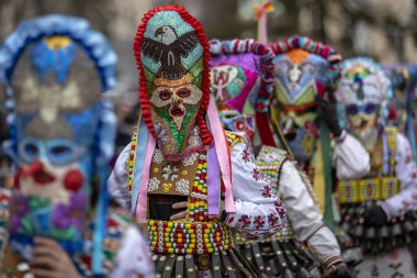 Pernik, Bulgaristan - 27 Ocak 2024: 30 Pernik Bulgaristan Maskeli Balo Festivali. Kukeri isimli maskeli insanlar dans ediyor ve kötü ruhları korkutmak için gösteri yapıyorlar..