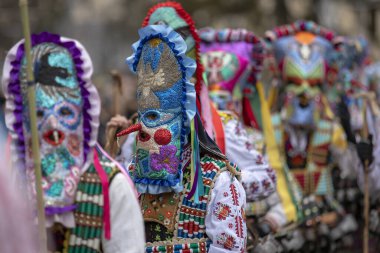 Pernik, Bulgaristan - 27 Ocak 2024: 30 Pernik Bulgaristan Maskeli Balo Festivali. Kukeri isimli maskeli insanlar dans ediyor ve kötü ruhları korkutmak için gösteri yapıyorlar..
