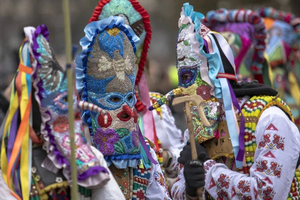 Pernik, Bulgaristan - 27 Ocak 2024: 30 Pernik Bulgaristan Maskeli Balo Festivali. Kukeri isimli maskeli insanlar dans ediyor ve kötü ruhları korkutmak için gösteri yapıyorlar..