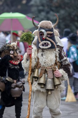 Bulgaristan 'ın Kyustendil kenti - 10 Şubat 2024: Bulgaristan' ın Kyustendil kentinde düzenlenen maskeli balo festivalinin birincisi. Geleneksel Kuker deri takım elbiseli adamlar pirinç çanlar eşliğinde dans ediyor ve doğurganlık ve sağlık ayini yapıyorlar..