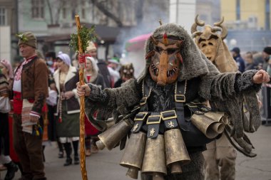 Bulgaristan 'ın Kyustendil kenti - 10 Şubat 2024: Bulgaristan' ın Kyustendil kentinde düzenlenen maskeli balo festivalinin birincisi. Geleneksel Kuker deri takım elbiseli adamlar pirinç çanlar eşliğinde dans ediyor ve doğurganlık ve sağlık ayini yapıyorlar..