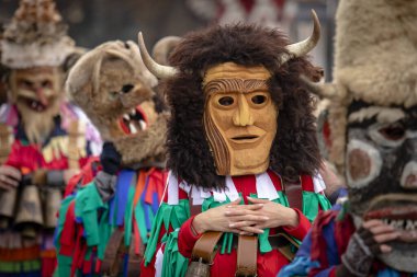 Pernik, Bulgaristan - 27 Ocak 2024: 30 Pernik Bulgaristan Maskeli Balo Festivali. Kukeri isimli maskeli insanlar dans ediyor ve kötü ruhları korkutmak için gösteri yapıyorlar..